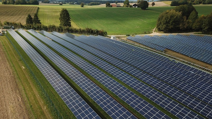 Sempre meno campi coltivati per lasciar spazio ai pannelli fotovoltaici