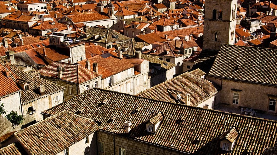 Occhio alla tegola, è lei a dare il colpo d’occhio da lontano alla casa