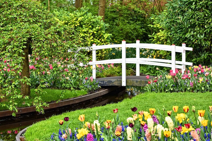 giardino fiorito con ponte