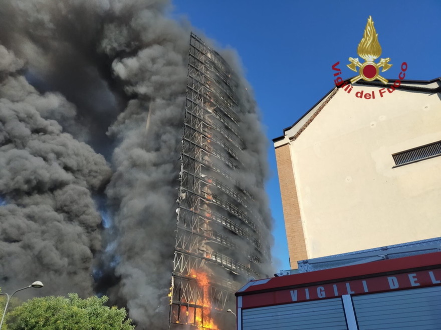 Milano, il rogo alla torre di via Antonini