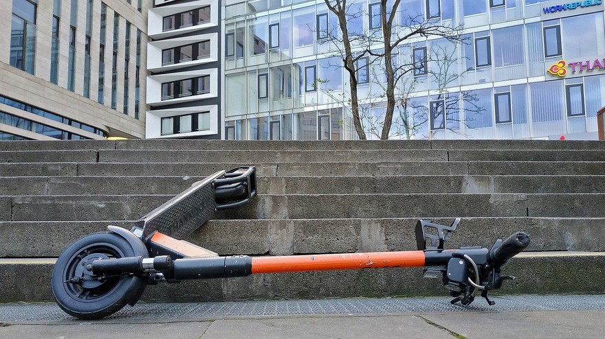 A Roma un’altra tragedia a bordo di un monopattino