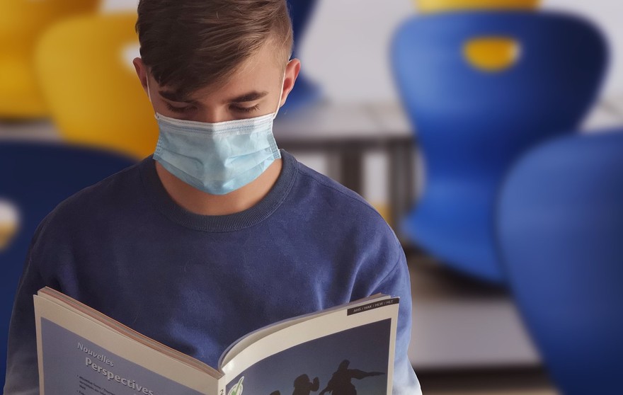 Covid, OMS: “Mascherina a scuola necessaria”