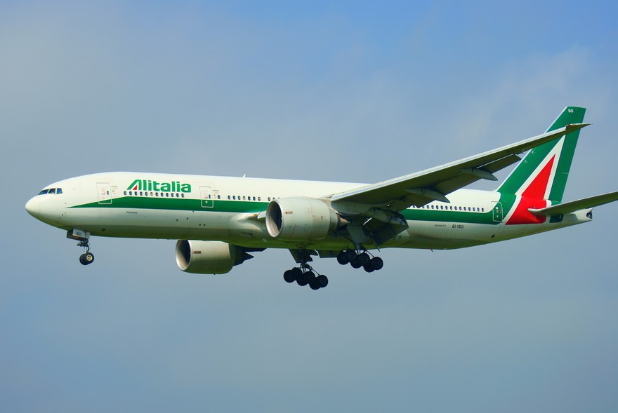 Alitalia, al via l’asta per la cessione del brand