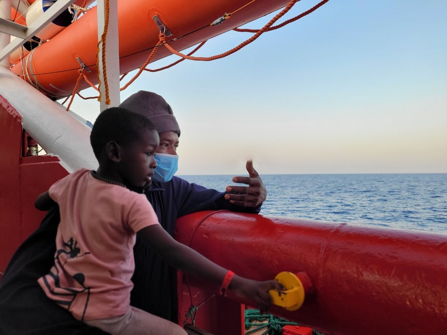 Ocean Viking ancora in attesa di un porto sicuro