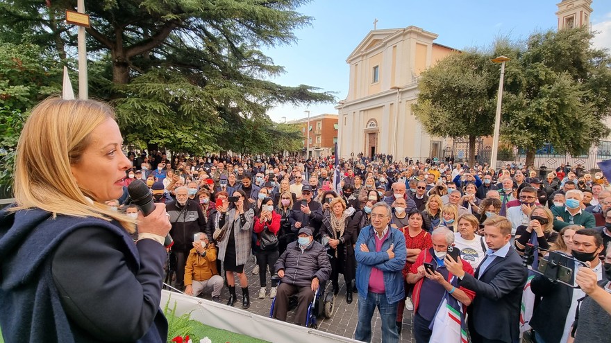 La Meloni attacca il governo: “Questa è strategia della tensione”