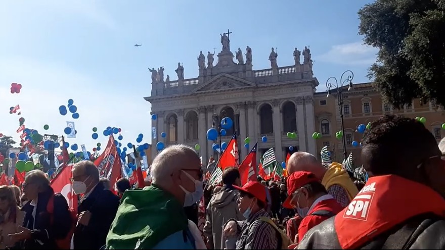 Roma, la manifestazione antifascista riempie piazza San Giovanni