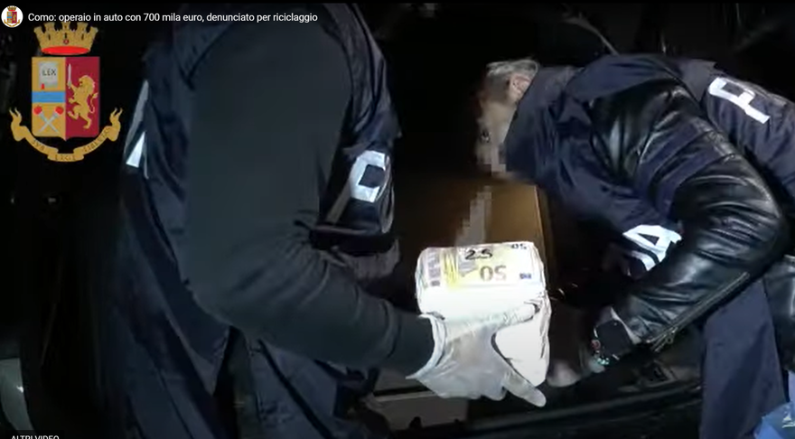 Viaggia con 700 mila euro nell'auto, uomo denunciato a Como