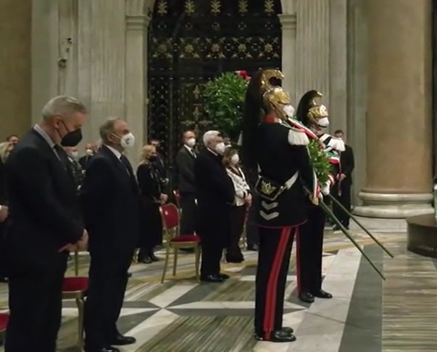 Celebrazione 4 novembre, Mattarella omaggia l'Altare della Patria