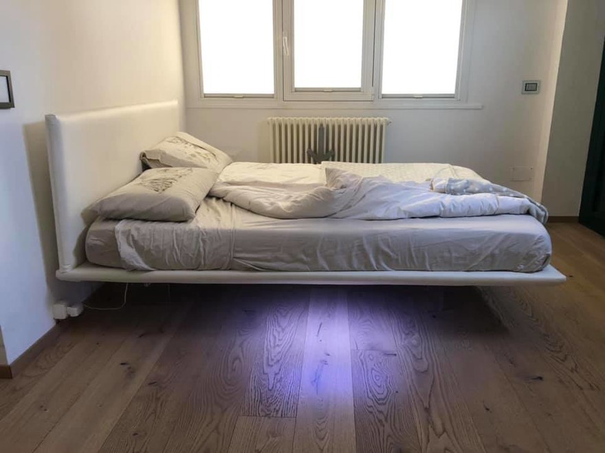 Dormire su una nuvola con il letto sospeso