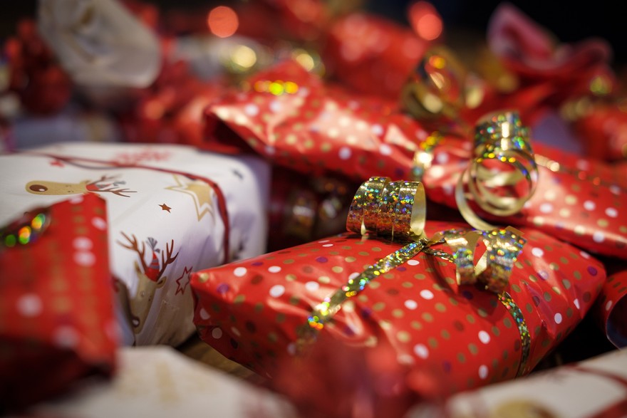 Natale: come riciclare i pacchi da regalo, ecco le regole