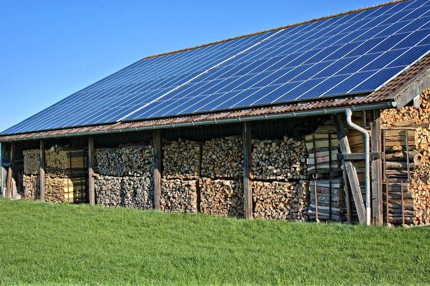 Vola il consumo di energia eolica e solare