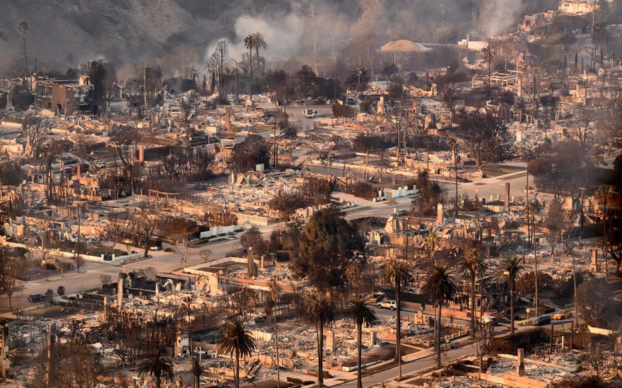Incendi a Los Angeles, roghi ancora fuori controllo