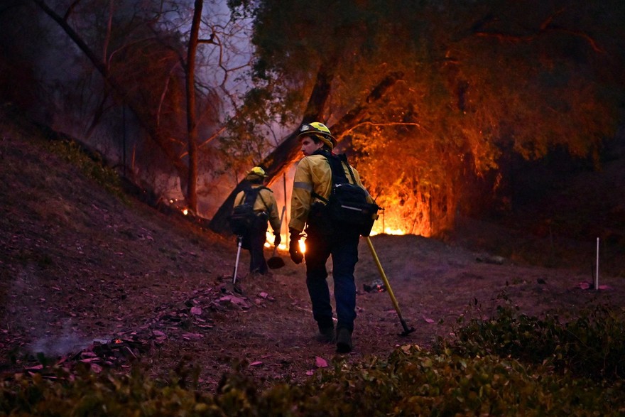 Los Angeles, vento e sciacalli aggravano la situazione
