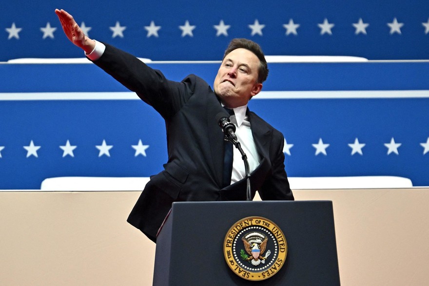 Scoppia la polemica per il braccio teso di Musk
