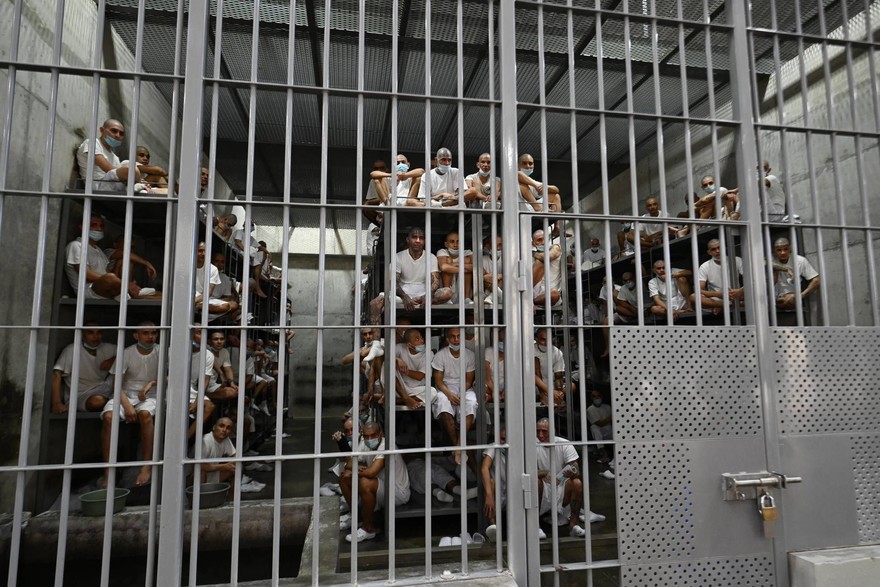 Gli USA mandano i carcerati nelle prigioni di El Salvador