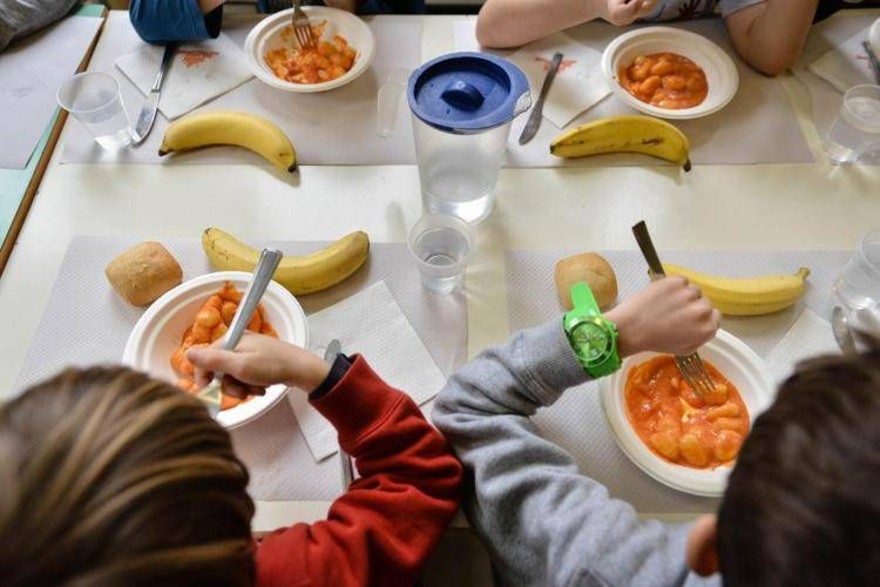 Non pagano la mensa, pane e olio per i bimbi inadempienti
