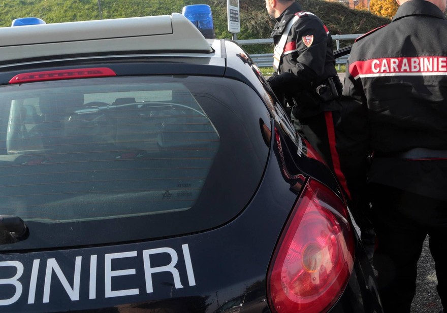 Napoli, picchiano tassista e postano video: denunciati 4 minori