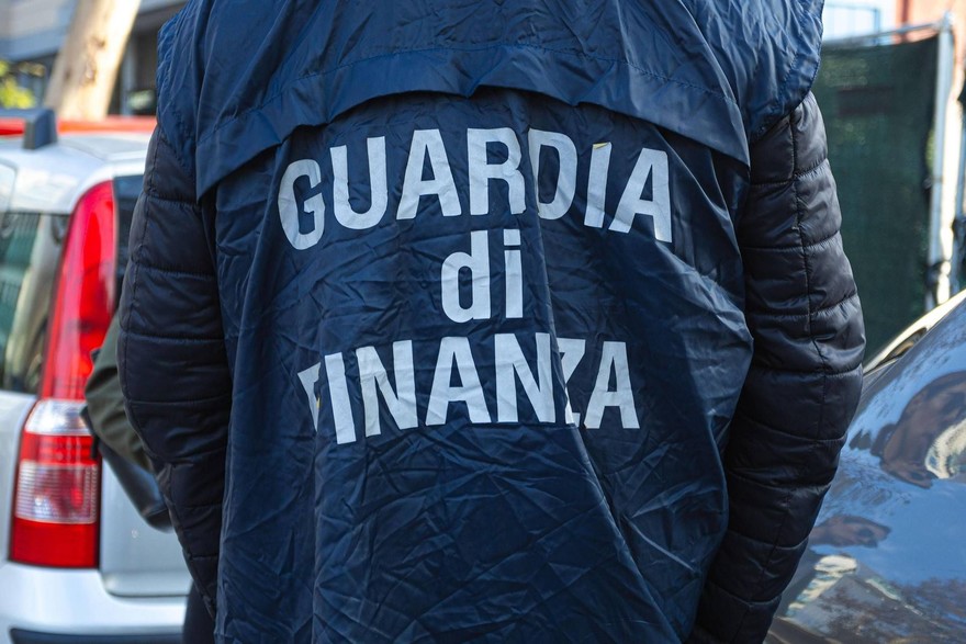 Calcio e riciclaggio, ai domiciliari presidente Novarese