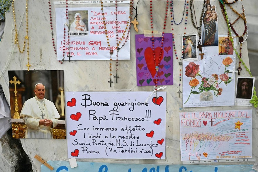 Papa, altra notte tranquilla dopo video collegamento
