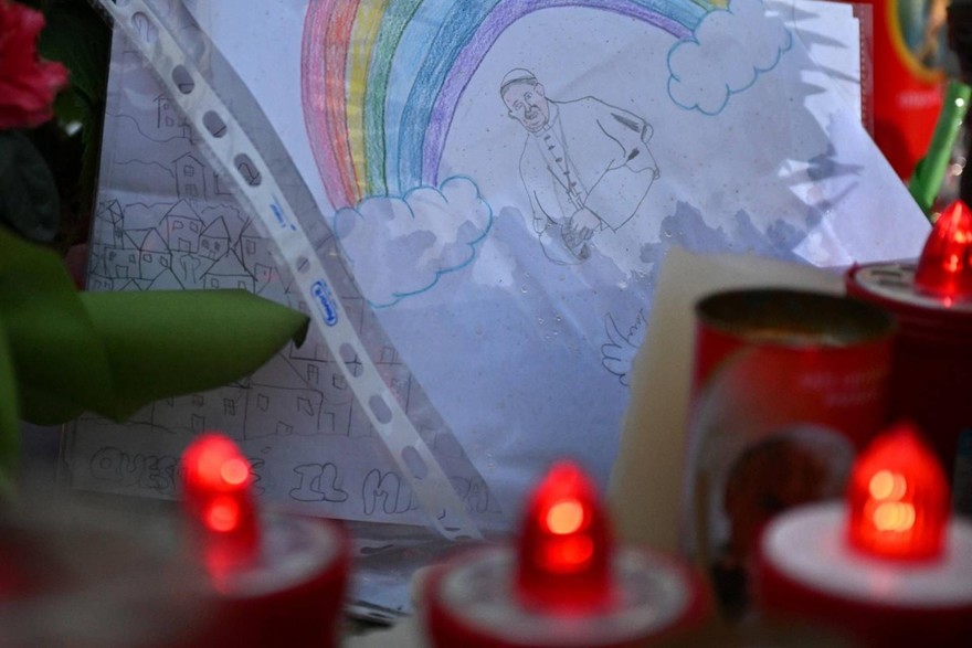 Quinta domenica in ospedale per il Papa