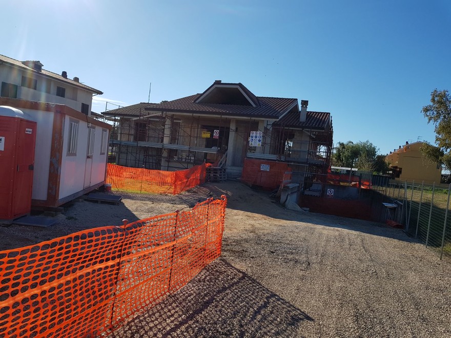 Villa unifamiliare due piani con cappotto termico, fotovoltaico e impianto solare