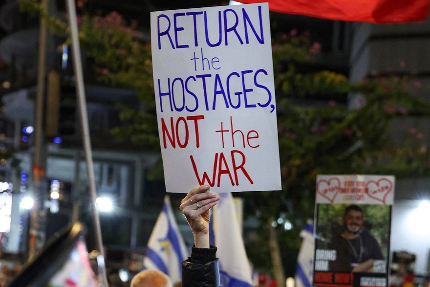 Gaza, 600 giorni di guerra: le famiglie degli ostaggi protestano