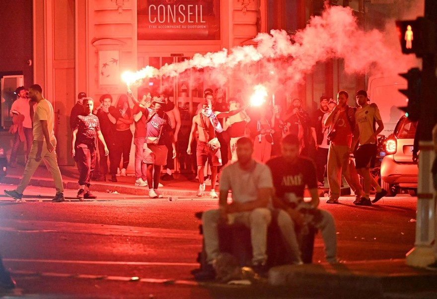 Francia, incidenti dopo vittoria Psg: ragazzo muore a Dax