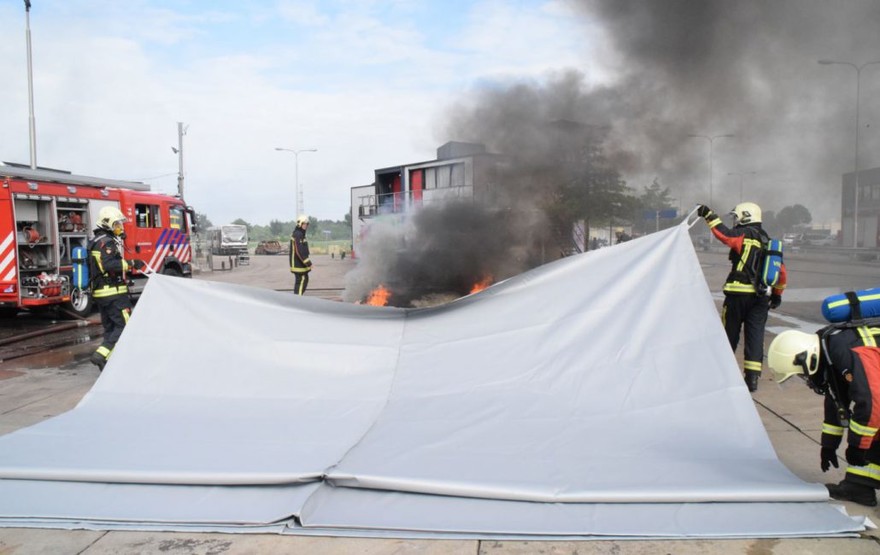 Soffoca piccoli incendi e protegge dalle fiamme: la coperta antincendio