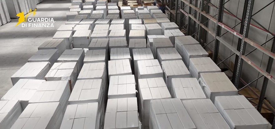 In un bunker a Cassino scoperta fabbrica clandestina di sigarette